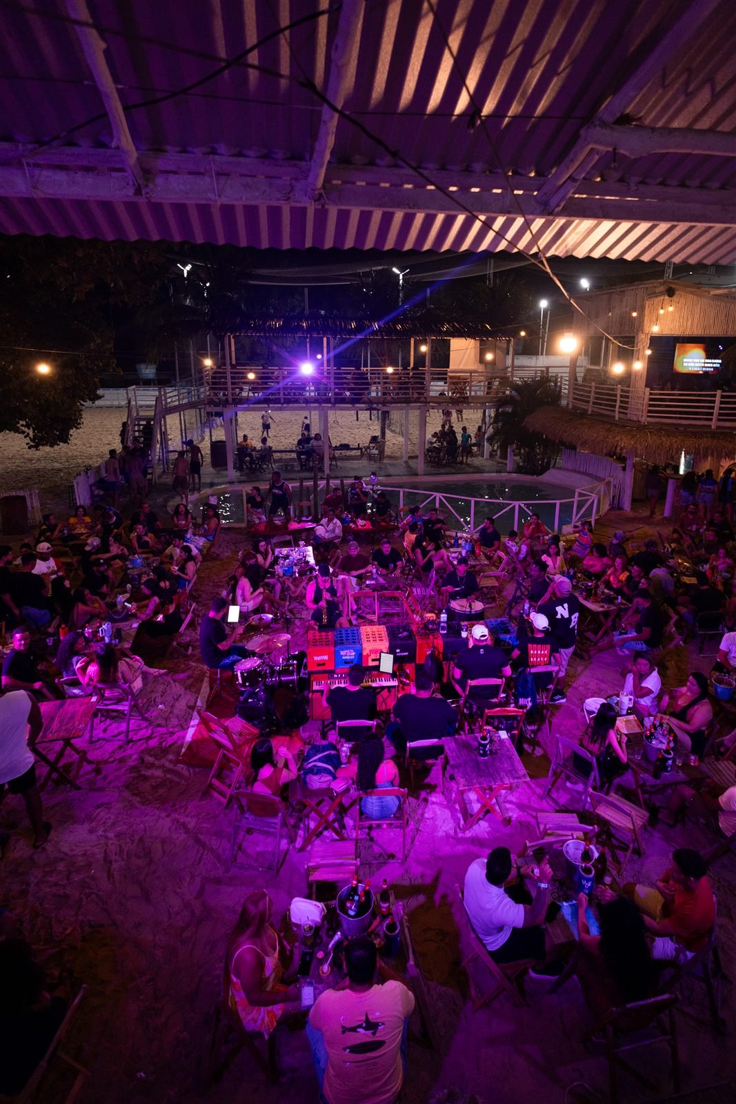 Evento com banda ao vivo e público reunido no Rio Sand Club