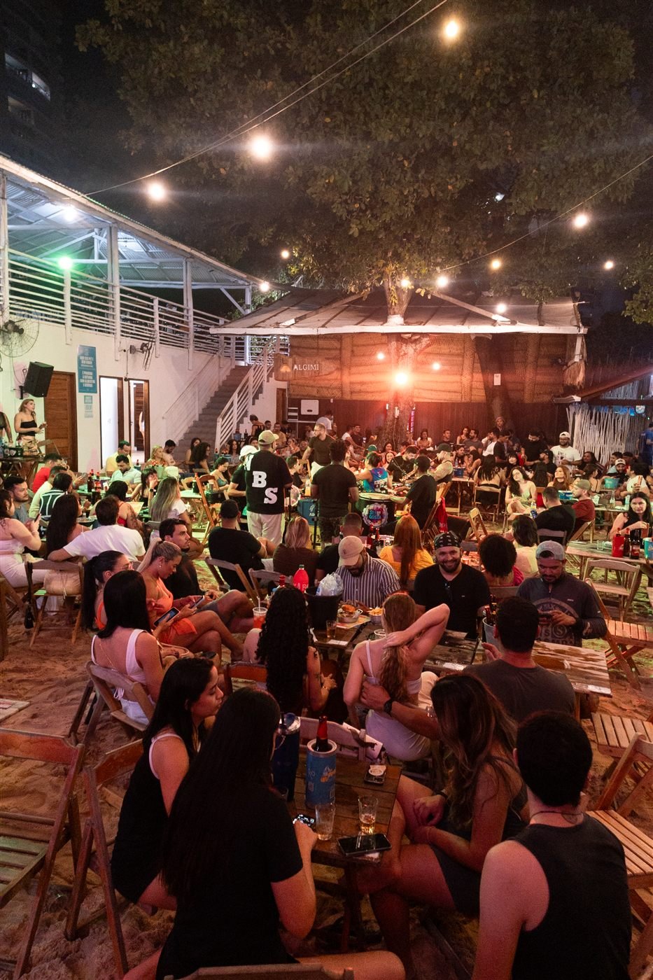 Público em evento noturno no Rio Sand Club