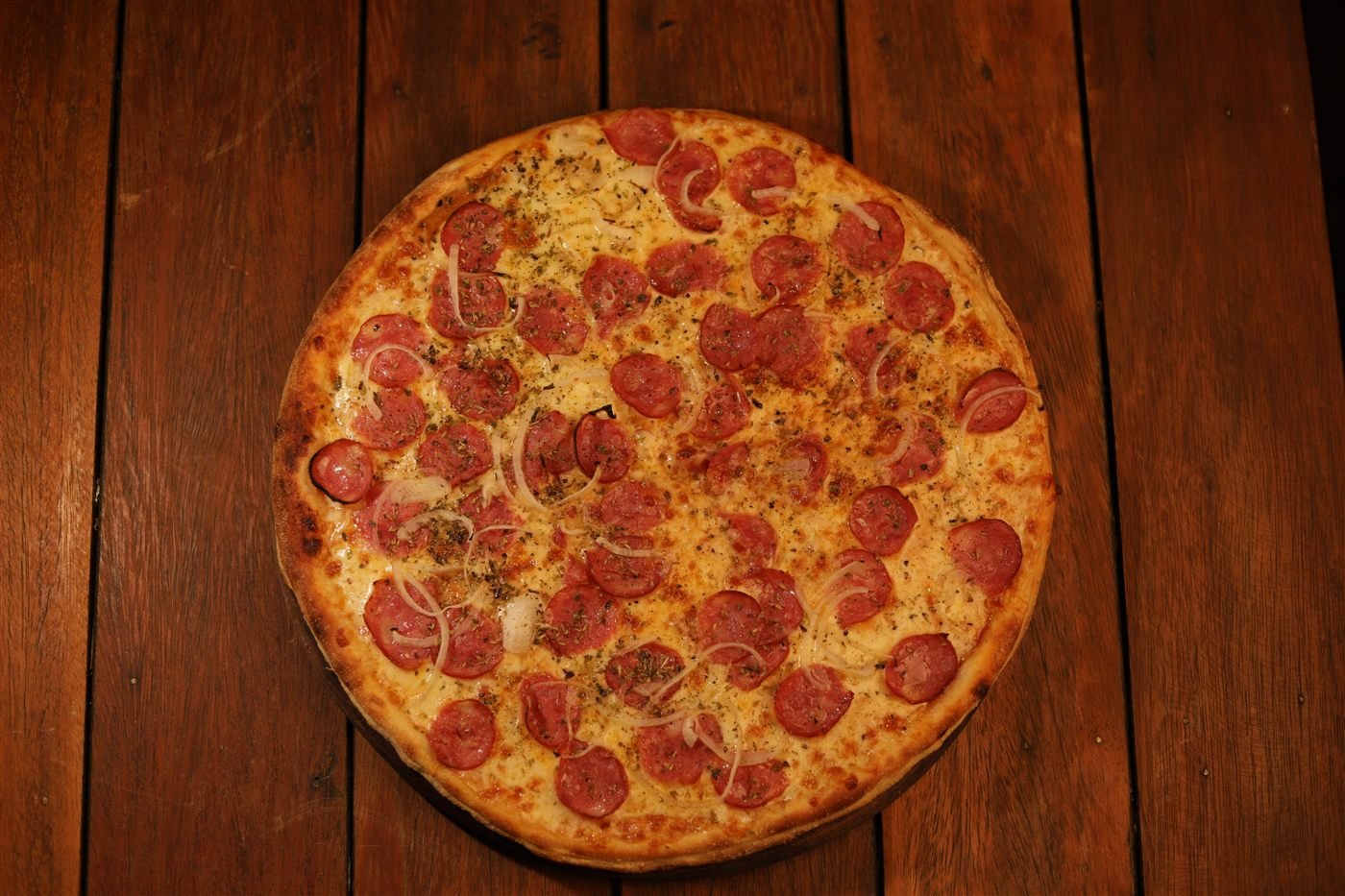 Pizza de calabresa com cebola